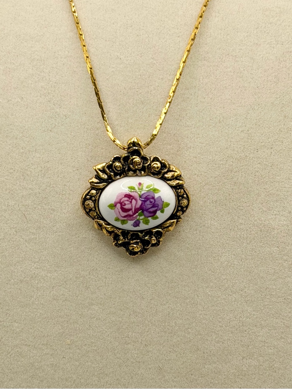 Vintage Signed Avon Gold Tone Porcelain Floral Rose Oval Pendant Necklace